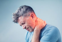 Mal au cou : d’où viennent les gênes et comment vous soulager ?