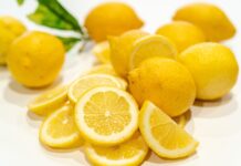 Faire grossir sa poitrine avec du citron : tout savoir sur le sujet ! Des citrons coupés