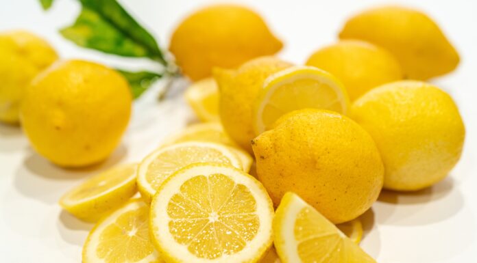 Faire grossir sa poitrine avec du citron : tout savoir sur le sujet ! Des citrons coupés