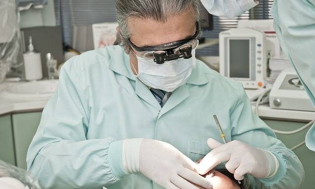 Conseils pour vous adapter au port quotidien de gouttières d’orthodontie